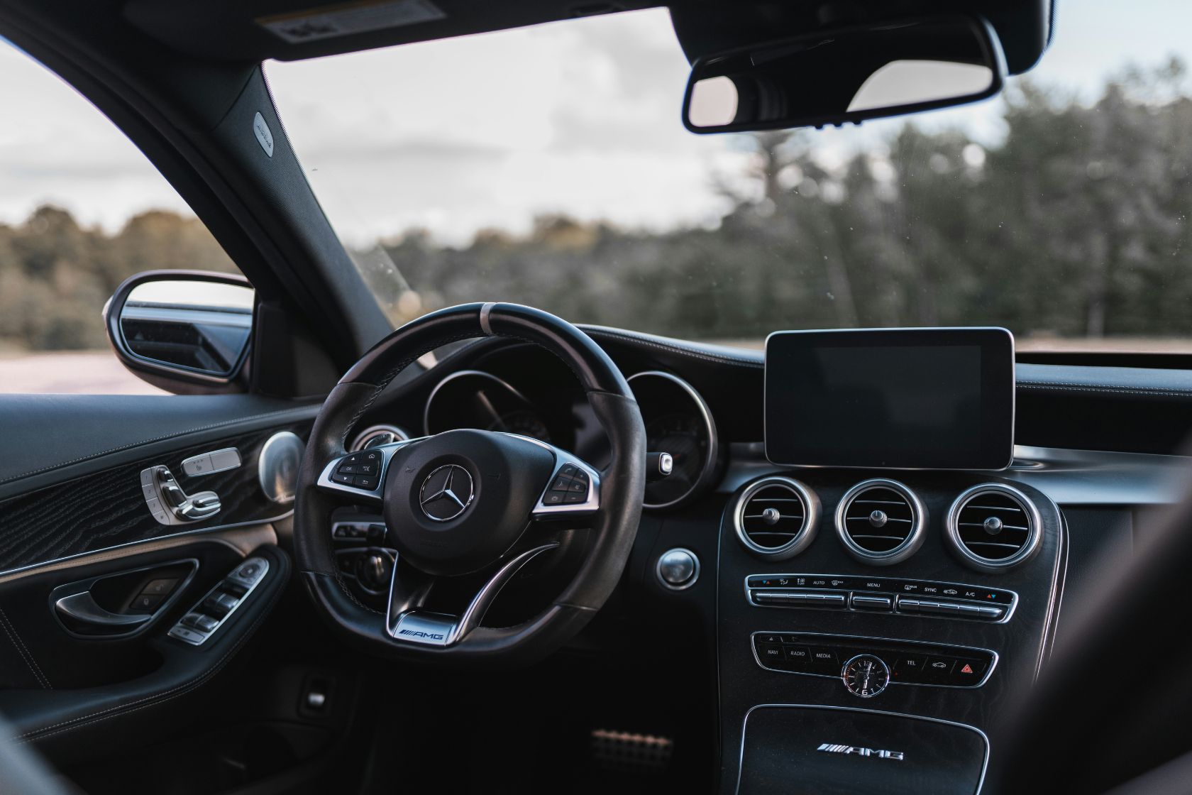 Geschwindigkeitsanzeigen im Auto ueber Head-Up Display