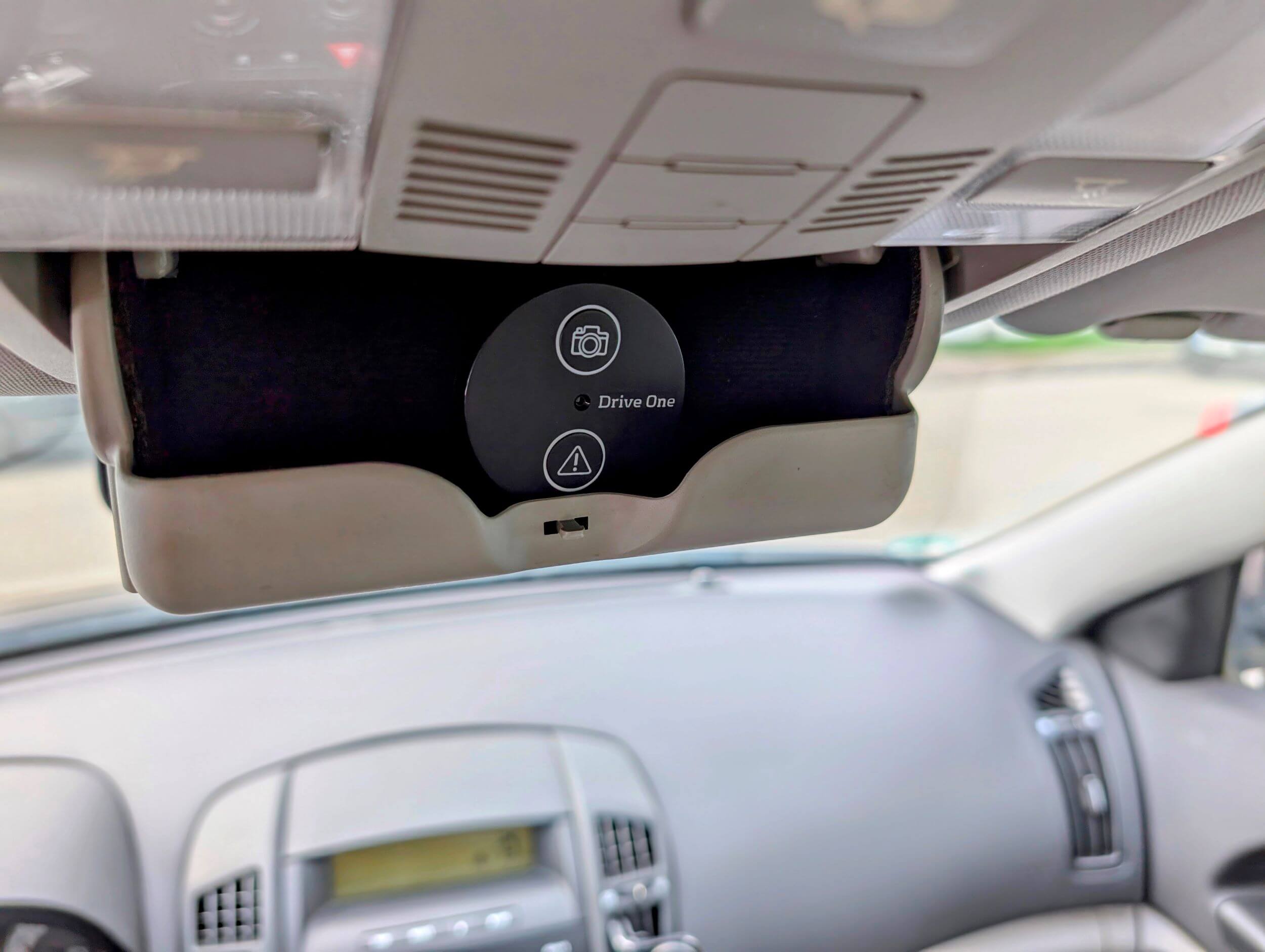 Needit Drive One versteckt im Auto