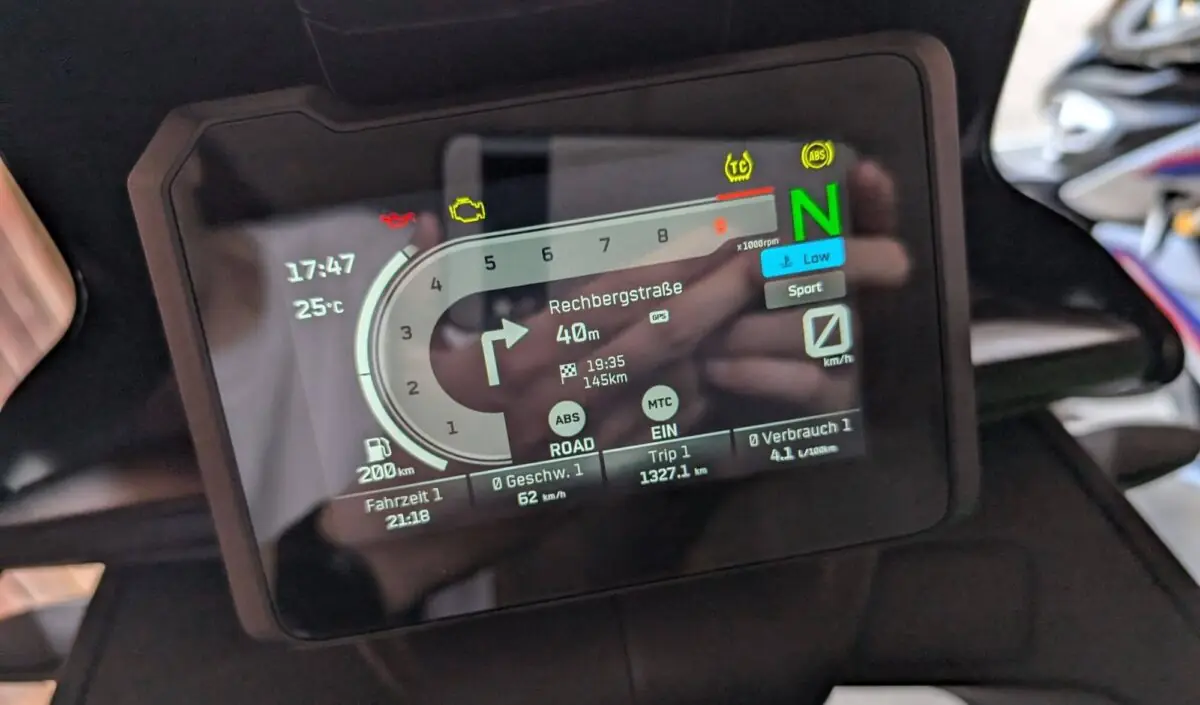 Radaranzeige auf Onbaoard-Navigationsgeraeten beim Motorrad