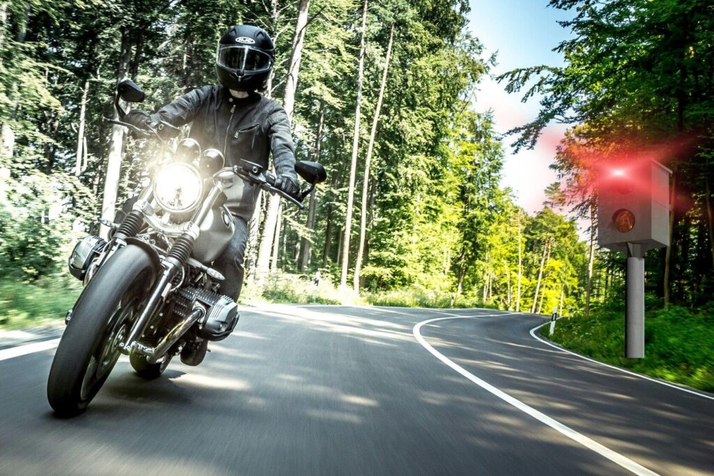 Radarkontrolle Motorrad: Rechtliches & Tipps Radarkontrolle Motorrad: Rechtliches & Tipps